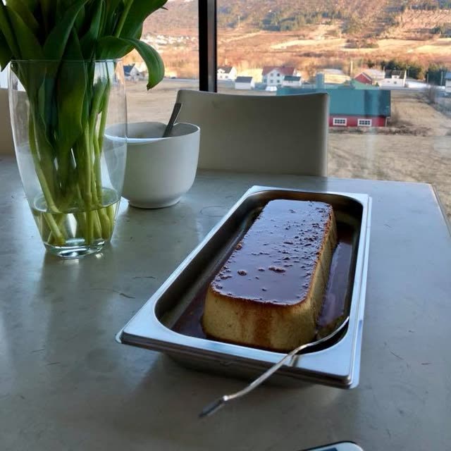 Heimelaga karamellpudding med utsikt over bygda