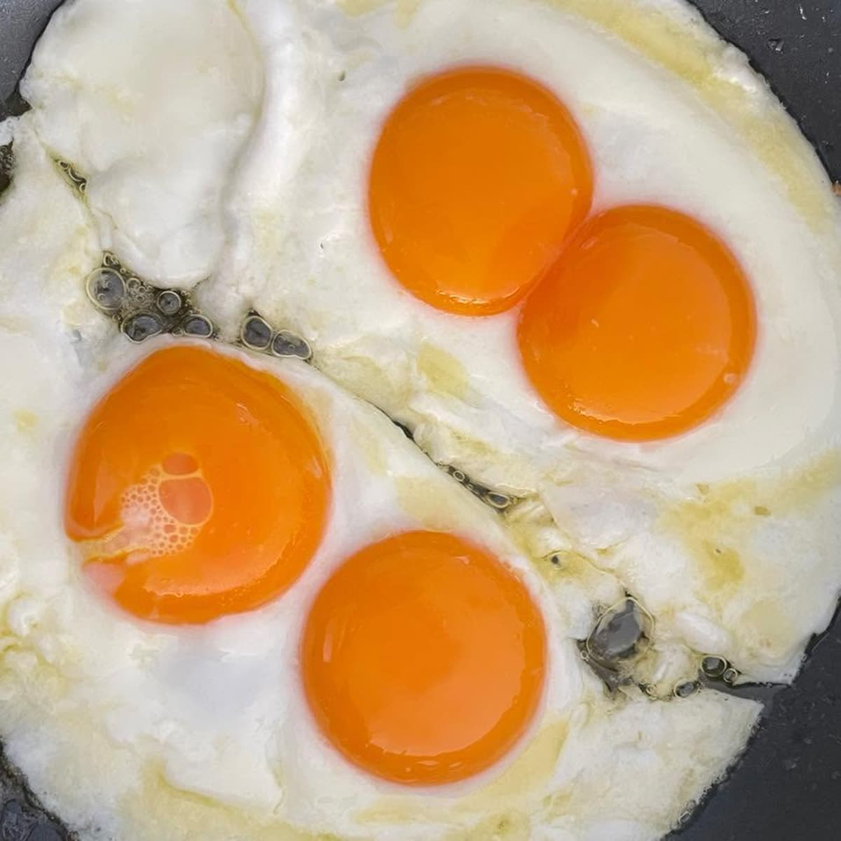 Stekte egg med djupt oransje plommer